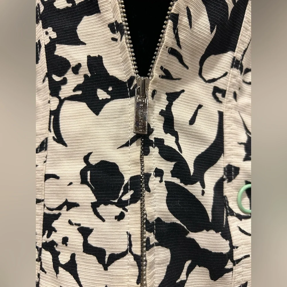 Rare Jones NY Jean Jacket, floral print 4 pockets with collar. NWOT Amazing!! - Picture 6 of 12